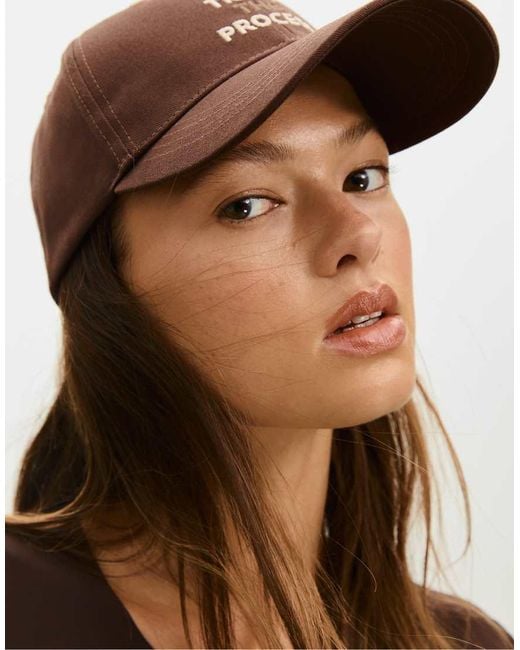 Cappellino Con Scritta Ricamata di Stradivarius in Brown