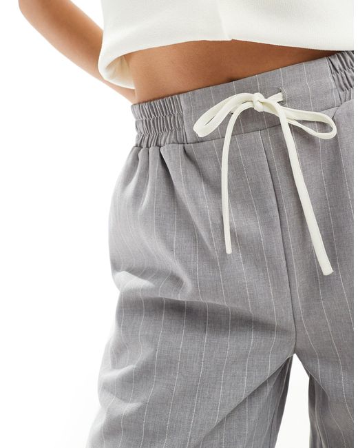 Petite - pantaloni grigi a righe con pannello a contrasto di ASOS in White