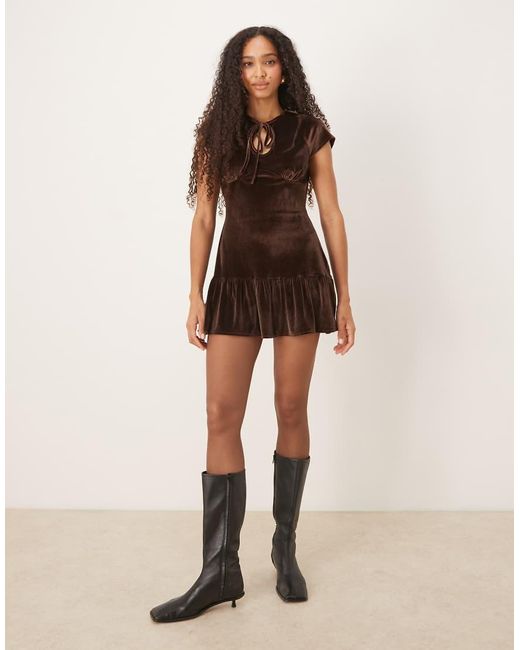 Vestido Corto Marrón Con Cintura Baja Y Abertura Vertical De Terciopelo De ASOS de color Brown