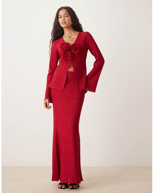 Evalina - top d'ensemble effet froissé avec grosses fleurs Pretty Lavish en coloris Red