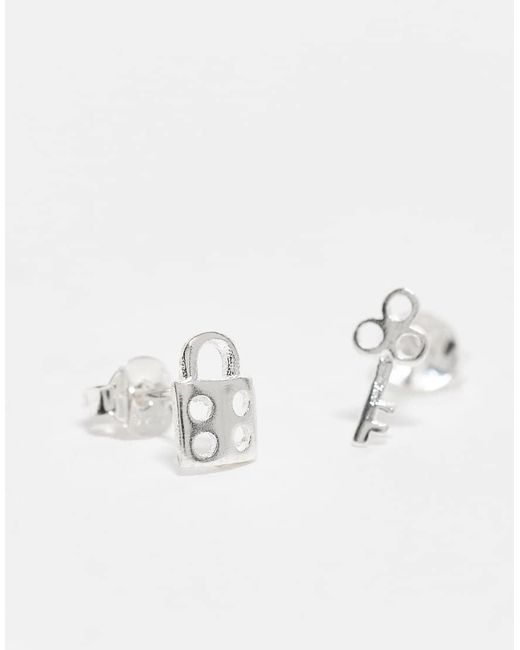 Pendientes De Botón De Plata De Ley Con Diseño De Candado Y Llave De Kingsley Ryan de color Metallic