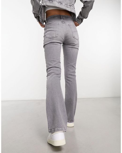 X007 - jeans a zampa elasticizzati grigi di Collusion in White