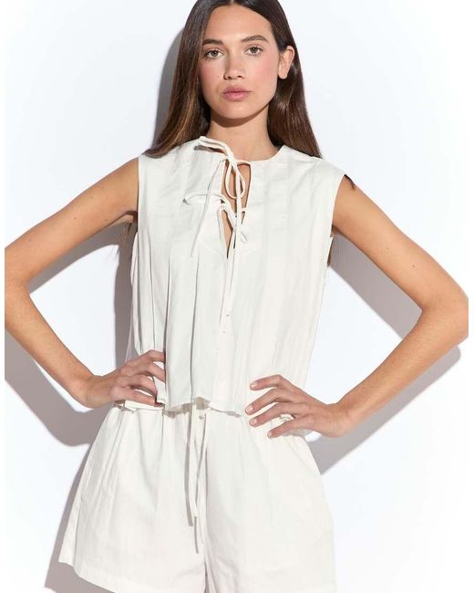 NARRATED White Pleated Sleeveless Tie Front Blouse
