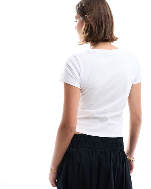 Camiseta blanca con diseño encogido y estampado gráfico "valencia" ASOS de color White