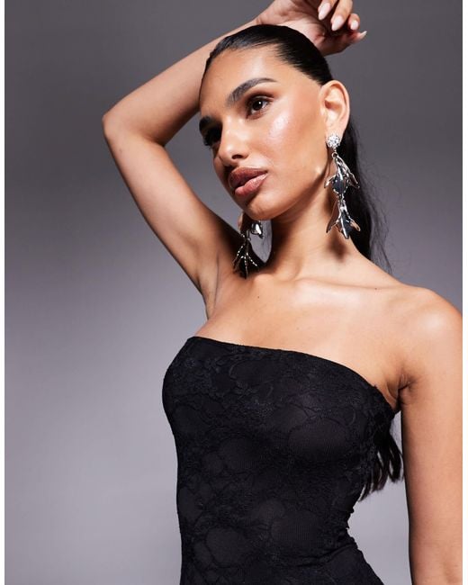 Exclusivité - - robe bandeau courte double épaisseur près du corps en dentelle à volants Kaiia en coloris Blue