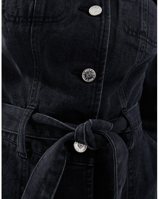 Vestito corto di jeans lavaggio a maniche lunghe con dettaglio sul colletto di Miss Selfridge in Black
