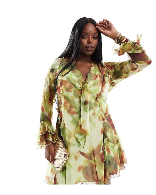 Vestido Corto Verde Escotado Con Estampado Abstracto, Volantes Y Lazada Delantera De Asos Design Curve ASOS de color Green