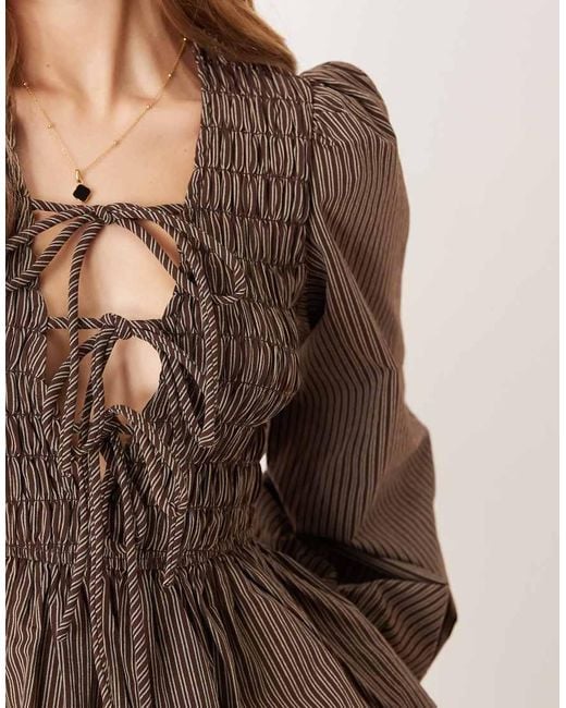 Glamorous Gesmokte Gestreepte Blouse Met Lange Mouwen En Gestrikte Voorkant in het Brown