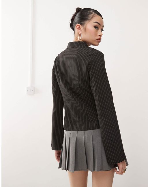Chemise cintrée à manches évasées et fines rayures - anthracite Princess Polly en coloris Black