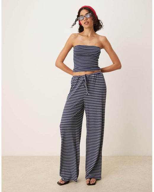 Top A Fascia Taglio Lungo A Righe di ASOS in Blue