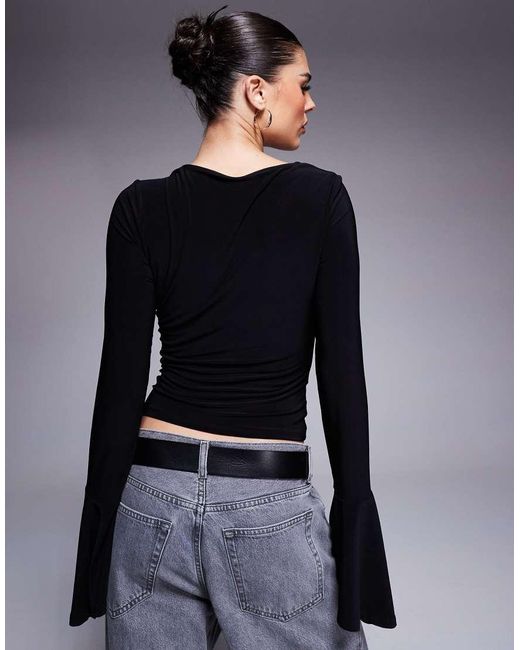 Top Asimmetrico Raccolto Con Maniche Lunghe Scampanate di ASOS in Blue