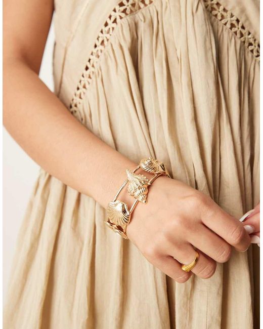Pulsera Dorada Rígida Y Abierta Con Diseño Variado De Conchas De ASOS de color Natural