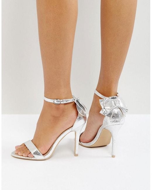 Glamorous Metallic Sandalen mit Schleife hinten, in Silber