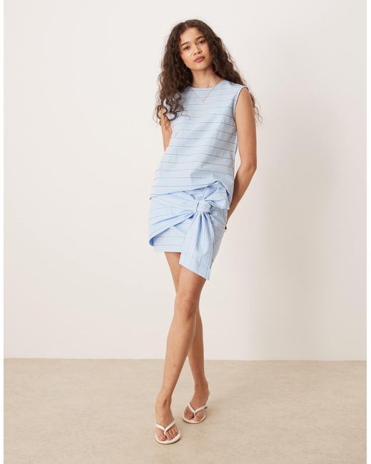 Mini-jupe d'ensemble en coton nouée devant - clair rayé Mango en coloris Blue