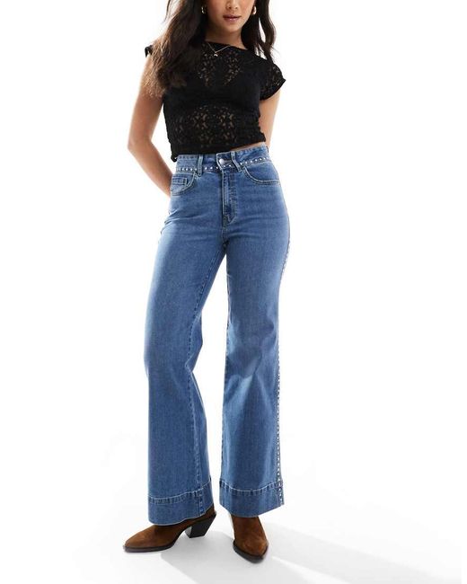 Jeans A Vita Alta Lavaggio Chiaro Con Fondo Ampio E Borchie di ONLY in Blue