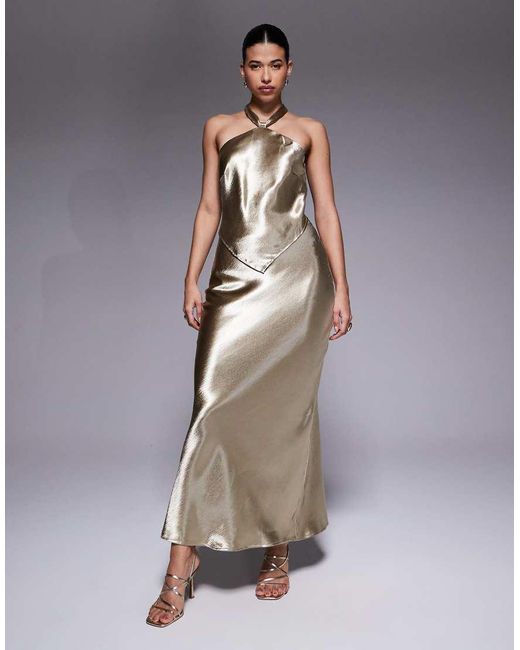 Aria Cove Maxi Halterjurk Van Satijn Met Geknoopte Halslijn En Sjaalzoom in het Metallic