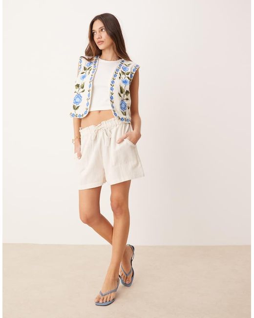 Chaleco Color Crema Y Azul De Estilo Boho Con Diseño Abierto Y Bordado Floral De Y.A.S de color White