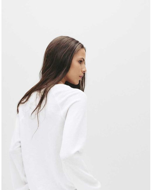 T-Shirt Bianca Con Maniche Raglan Lunghe di Pull&Bear in White