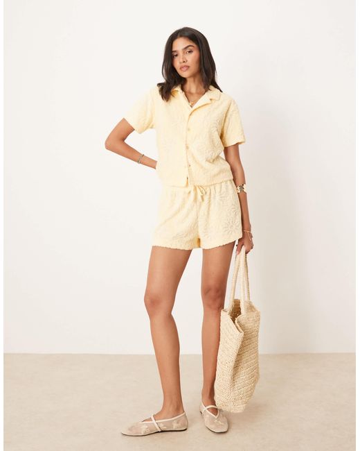 Chemise courte d'ensemble en tissu éponge texturé à fleurs avec col à revers - jaune ASOS en coloris Natural
