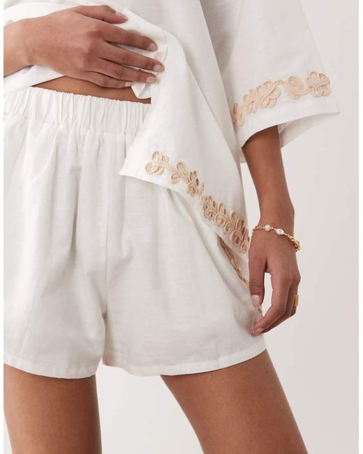 SNDY'S White Linen & Cotton Blend Flower Applique High Waisted Shorts