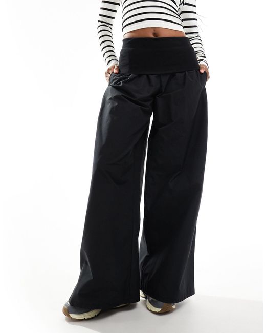 Pantaloni con fondo ampio di Bershka in Black