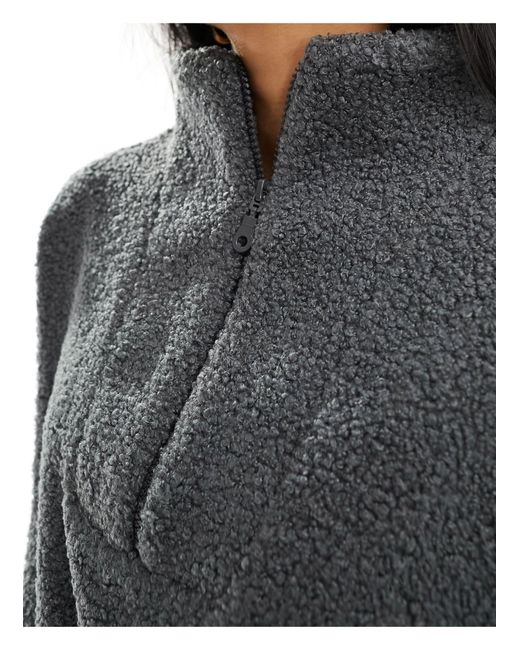 Maglione effetto peluche con zip corta di New Look in Gray