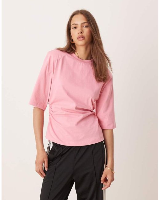 Camiseta Básica Con Hombreras Y Cintura Entallada De ASOS de color Pink