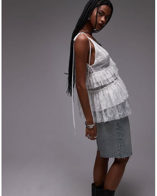 Top long en dentelle à volants - ivoire ASOS en coloris Gray
