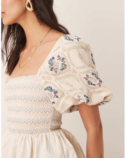 Top Blanco Fruncido Con Sobrefalda En El Bajo Y Mangas Abullonadas De ASOS de color Blue