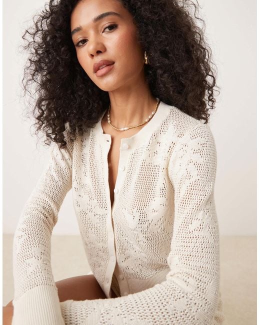 Abercrombie & Fitch White – langärmlige strickjacke aus durchbrochenem strick