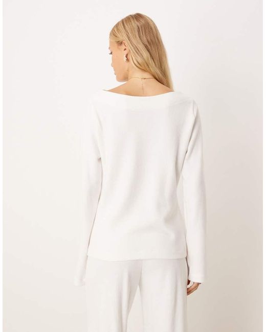 Top A Maniche Lunghe Morbido Al Tatto Con Spalle Scoperte E Nodo di ASOS in Natural
