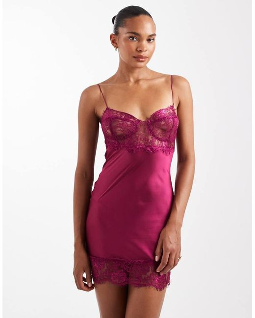 Vestido Corto De Satén Con Detalle De Copas De Encaje Transparente Angelic De -Morado Lioness de color Red