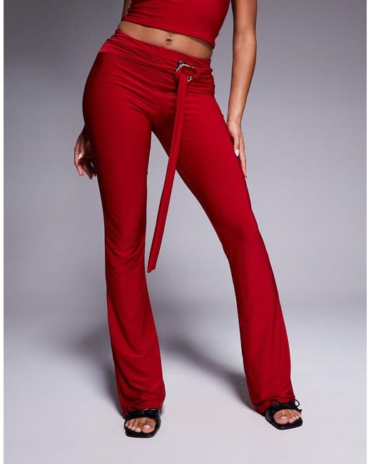 Pantalones Rojos Ceñidos Con Diseño De Doble Capa, Cinturón Y Detalle Dorado De Metal Exclusivos De (Parte De Un Conjunto) Kaiia de color Red