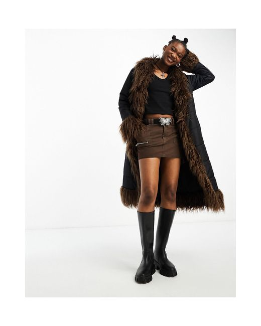 Manteau doudoune long avec bords en fausse fourrure marron Native Youth en coloris Black