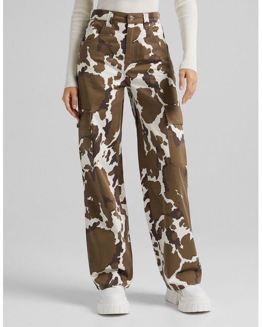 Pantaloni cargo marroni con stampa pezzataBershka in Cotone di colore  Marrone | Lyst