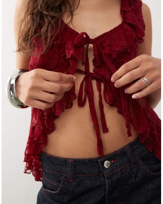 Top Burdeos Sin Mangas Con Lazadas Delanteras Y Volante En El Escote De Encaje De -Rojo Reclaimed (vintage) de color Red