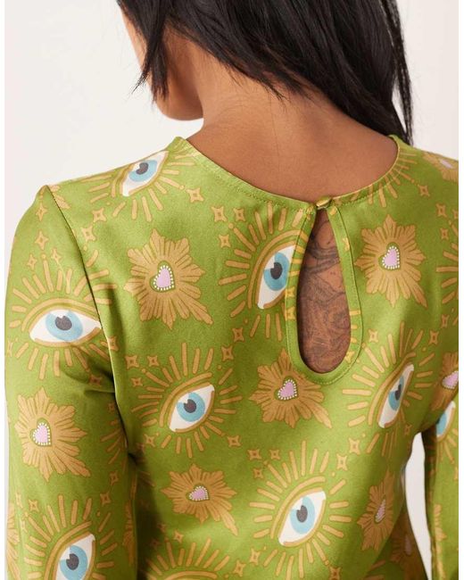 Vestido Corto Caqui De Manga Larga Con Estampado De Ojos De Petite-Verde Never Fully Dressed de color Yellow