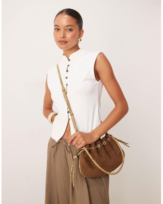 Sac porté épaule en imitation daim avec anse ajustable contrastante à imprimé serpent ASOS en coloris Brown