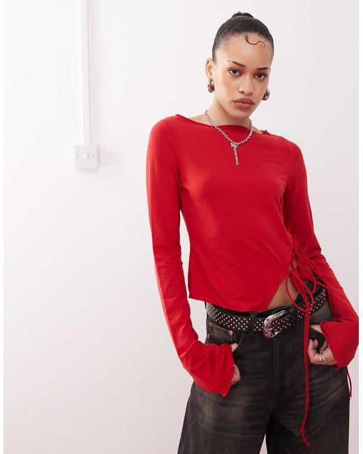 Weekday Top Met Lange Mouwen En Gestrikte Zijkant in het Red
