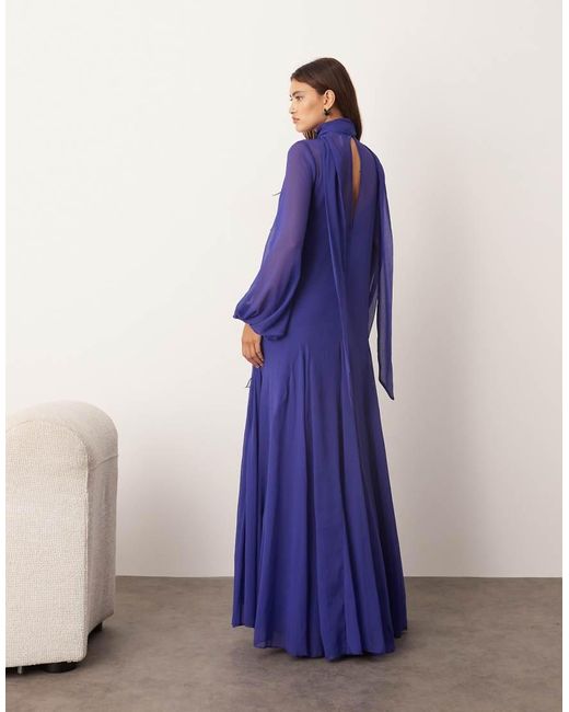 Vestito Lungo A Trapezio Cobalto Allacciato Al Collo Con Applicazione Floreale E Maniche A Campana di ARRANGE in Blue