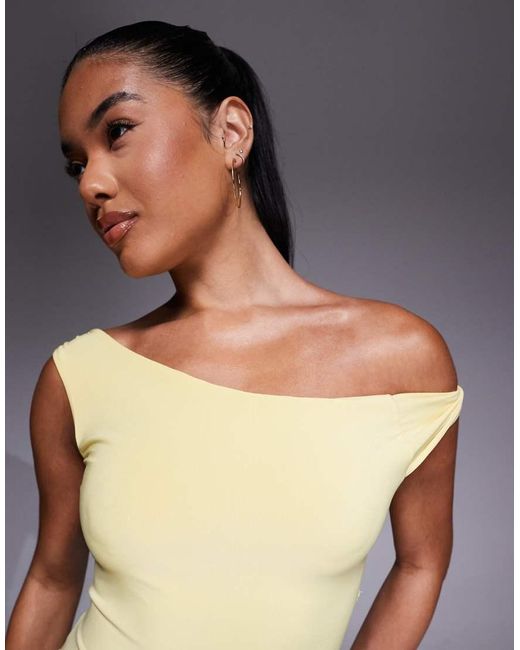 Vestido Largo Con Detalle Retorcido En El Hombro Y Cordones En La Espalda De ASOS de color Yellow