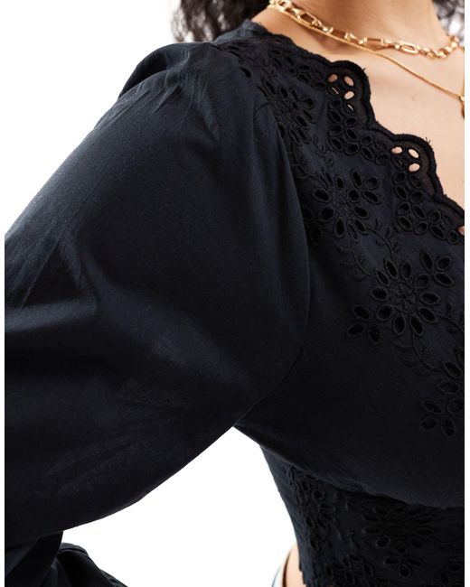 Blusa taglio corto nera con dettagli di ONLY in Blue