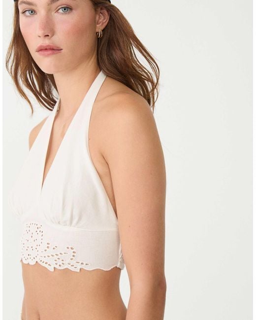 Top dos nu en lin mélangé avec broderies - écru Stradivarius en coloris White
