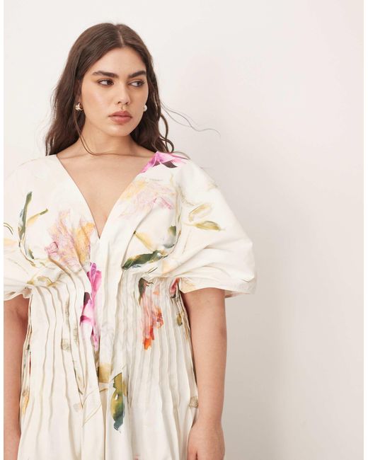 Curve - robe longue plissée à taille cintrée avec imprimé fleurs ARRANGE en coloris Natural