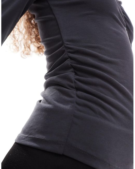 Top manches longues en jersey à col en v froncé Monki en coloris Black