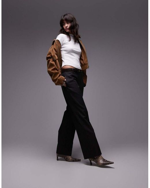 T-Shirt Aderente Bianca A Coste Con Fondo Arrotondato di TOPSHOP in Gray