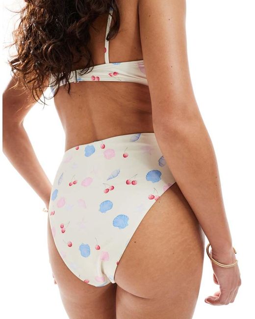 Slip Bikini A Vita Alta Con Stampa Di Conchiglie di Pieces in White