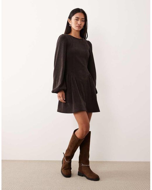 Vestido Corto Marrón De Manga Larga De Estilo Blusón Con Detalle En La Cintura De Pana De ASOS de color Black