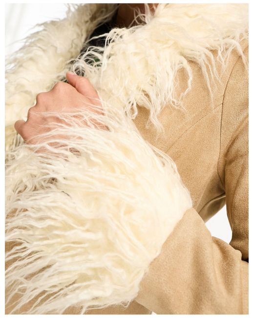 Bailey Rose White – langer mantel im 70er-stil aus mokkabraunem wildlederimitat mit flauschigem besatz