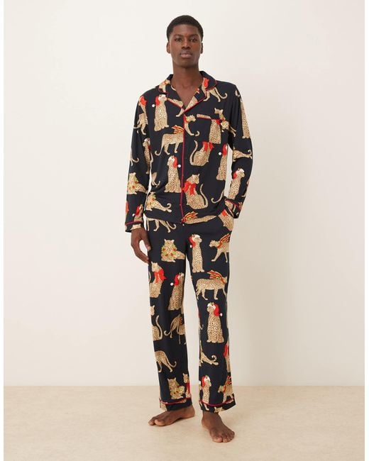Chelsea Peers – his & hers – polyester-pyjama inklusive langärmligem oberteil mit reverskragen, mit weihnachts-leopardenmuster in Natural für Herren